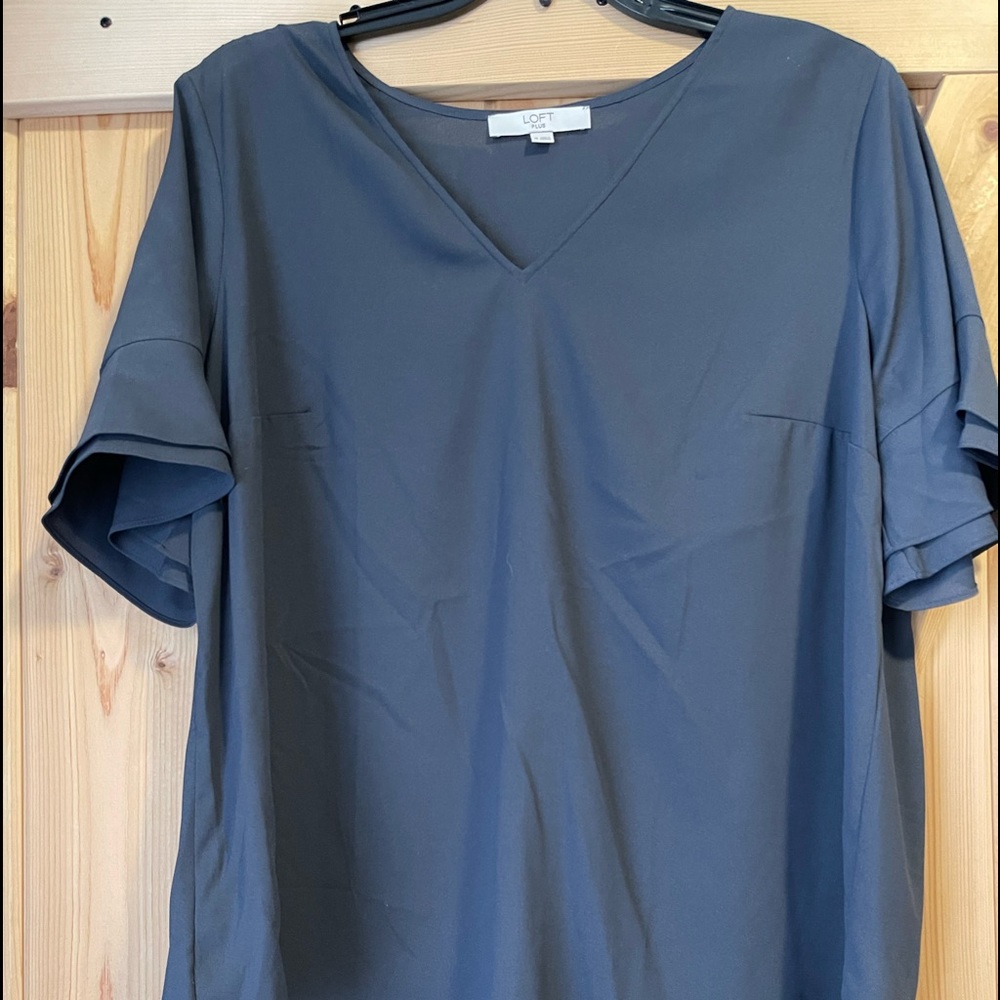 LOFT  flutter sleeved blouse